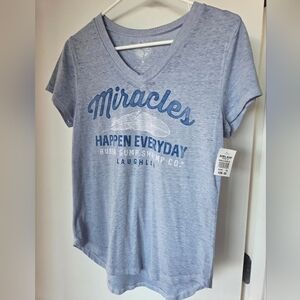 Bubba Gump Shrimp Co. graphic v-neck, Light Blue Tee, Size Small